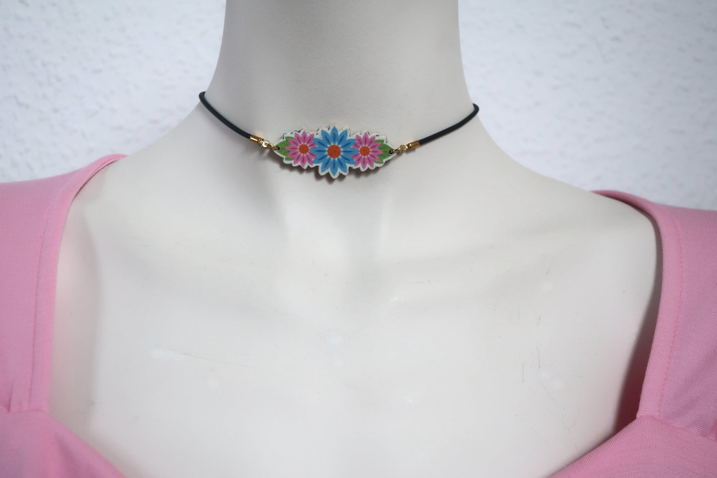 Schwarzer Kautschukchoker mit Blumen-Charm