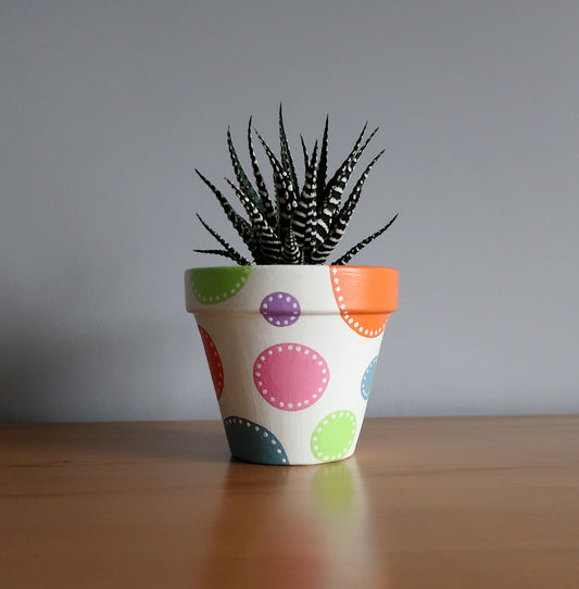 Handbemalter Blumentopf mit bunten Punkten