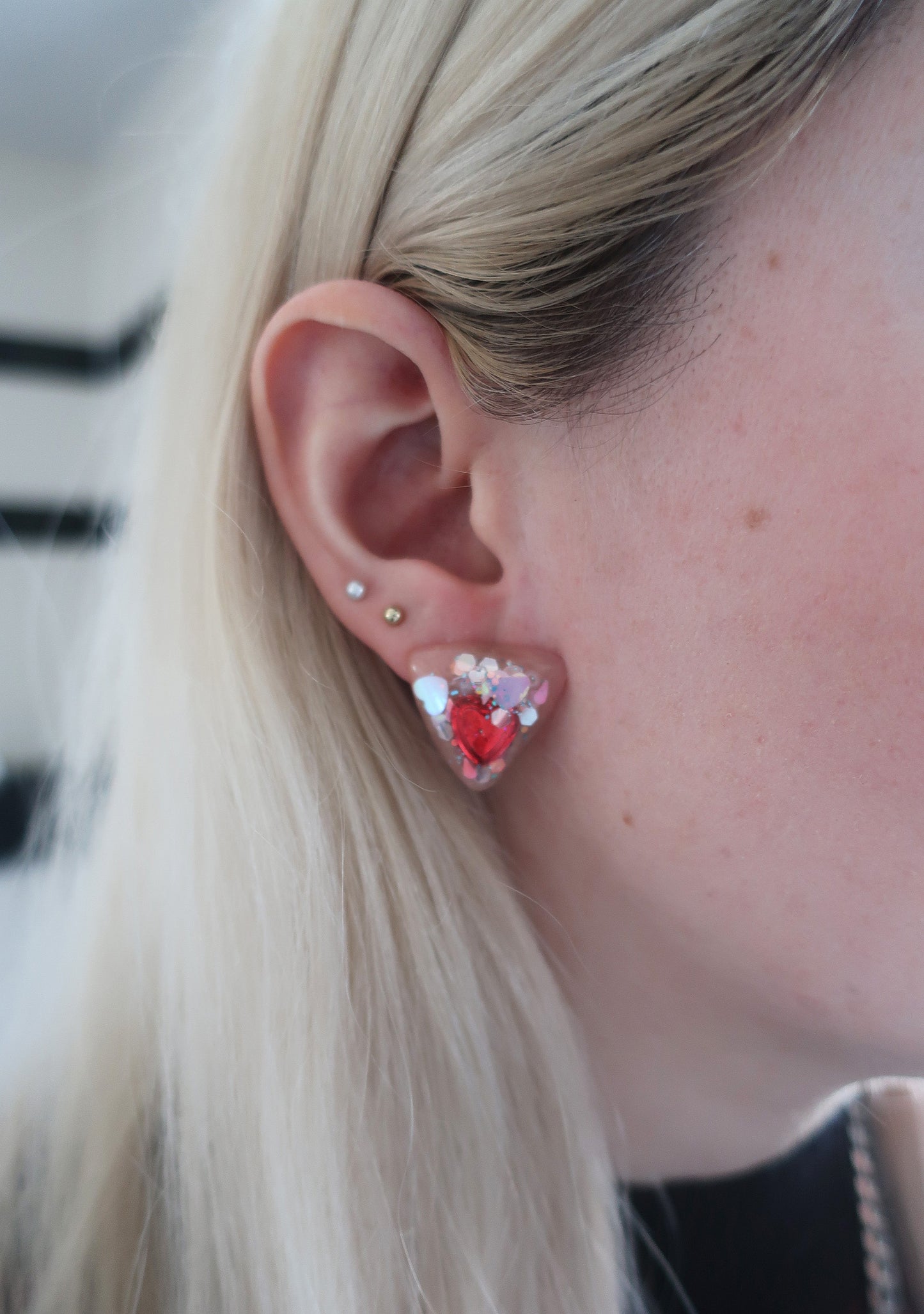 Dreieckige Ohrringe mit Herzen und Glitter