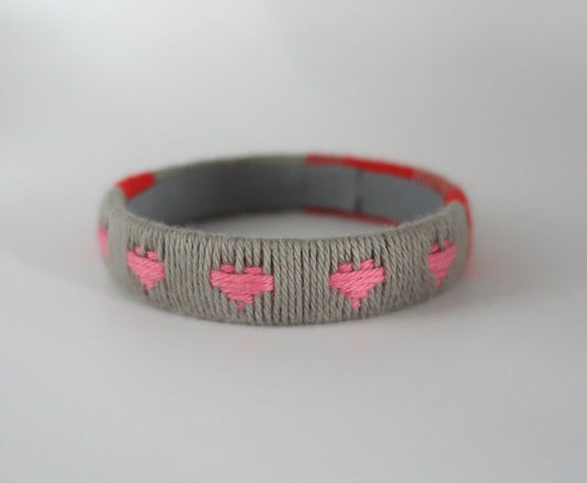 Baumwoll-Armreif mit rosa Herzen