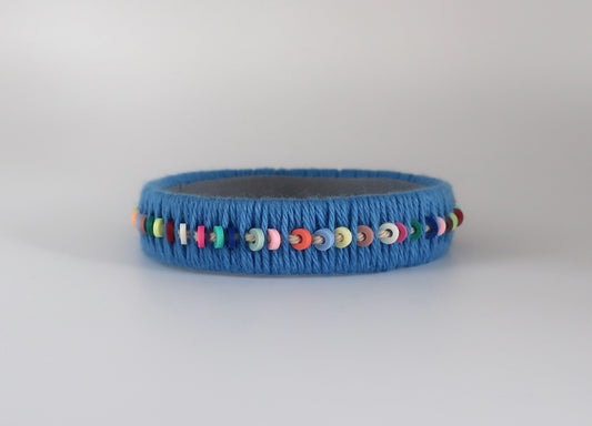 Blauer Baumwoll-Armreif mit Katsukiperlen
