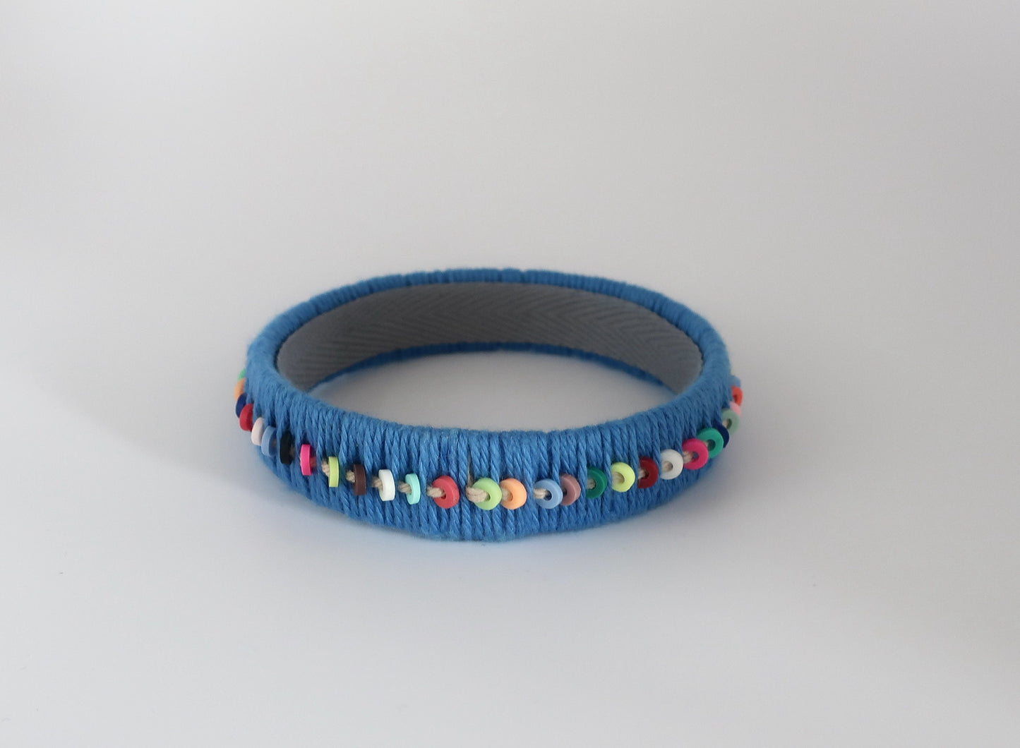 Blauer Baumwoll-Armreifen mit Katsukiperlen