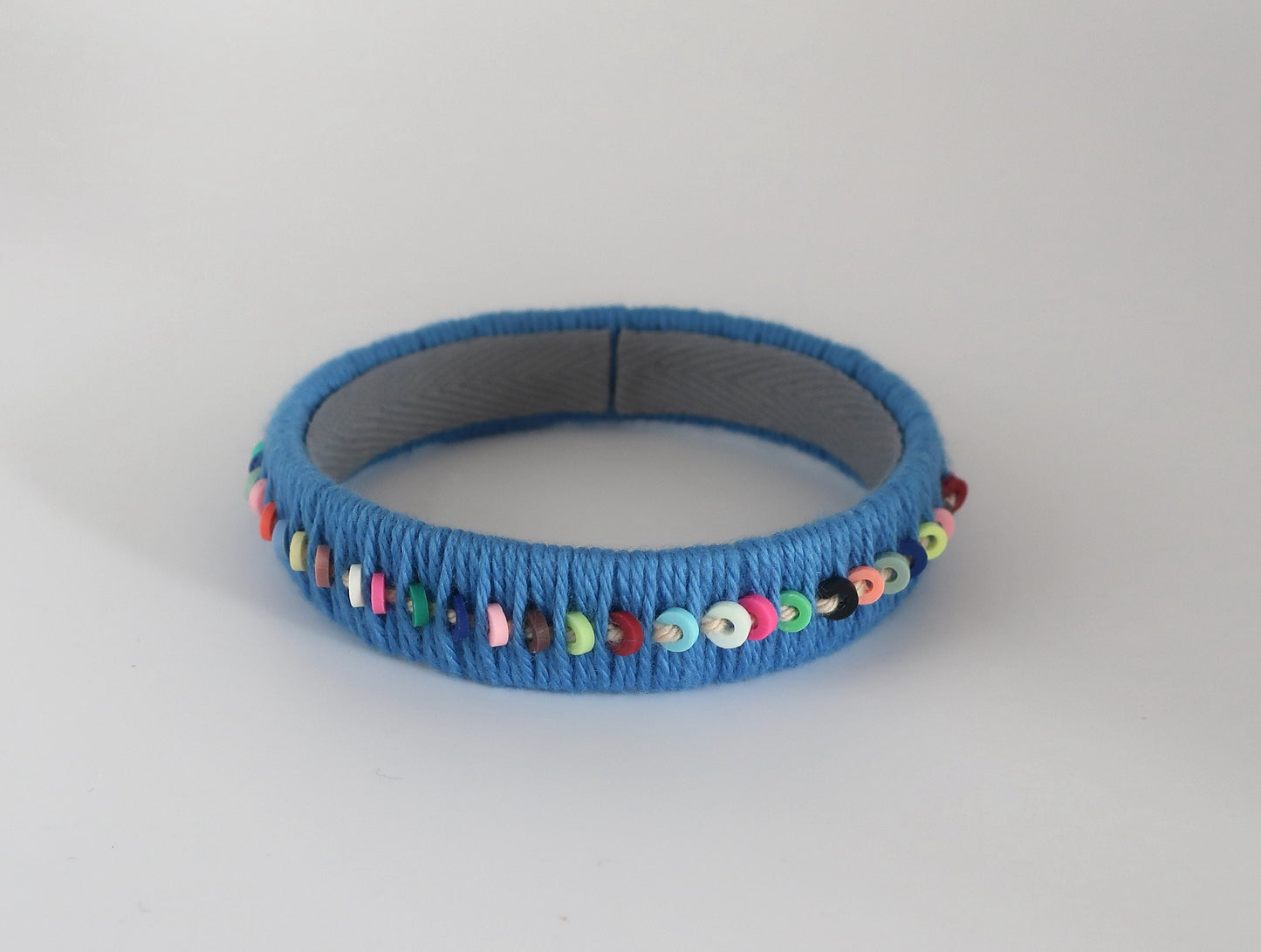 Blauer Baumwoll-Armreifen mit Katsukiperlen