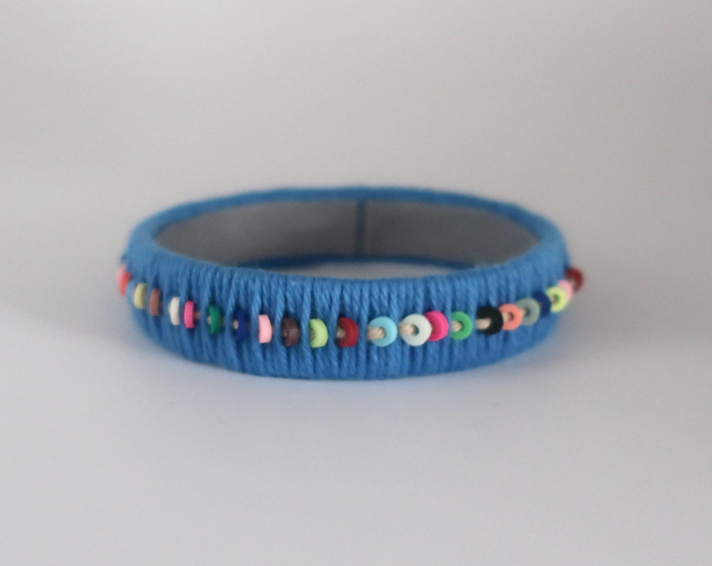 Blauer Baumwoll-Armreifen mit Katsukiperlen