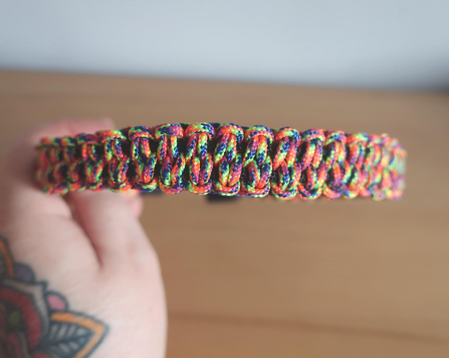 Haarreif in Regenbogenfarben aus Paracord