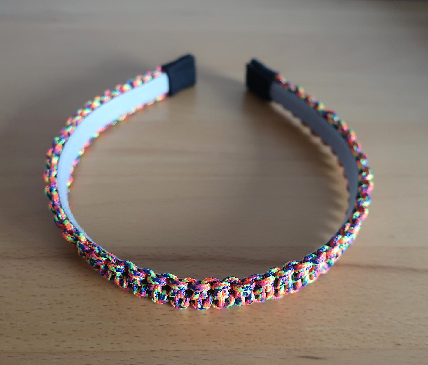 Haarreif in Regenbogenfarben aus Paracord