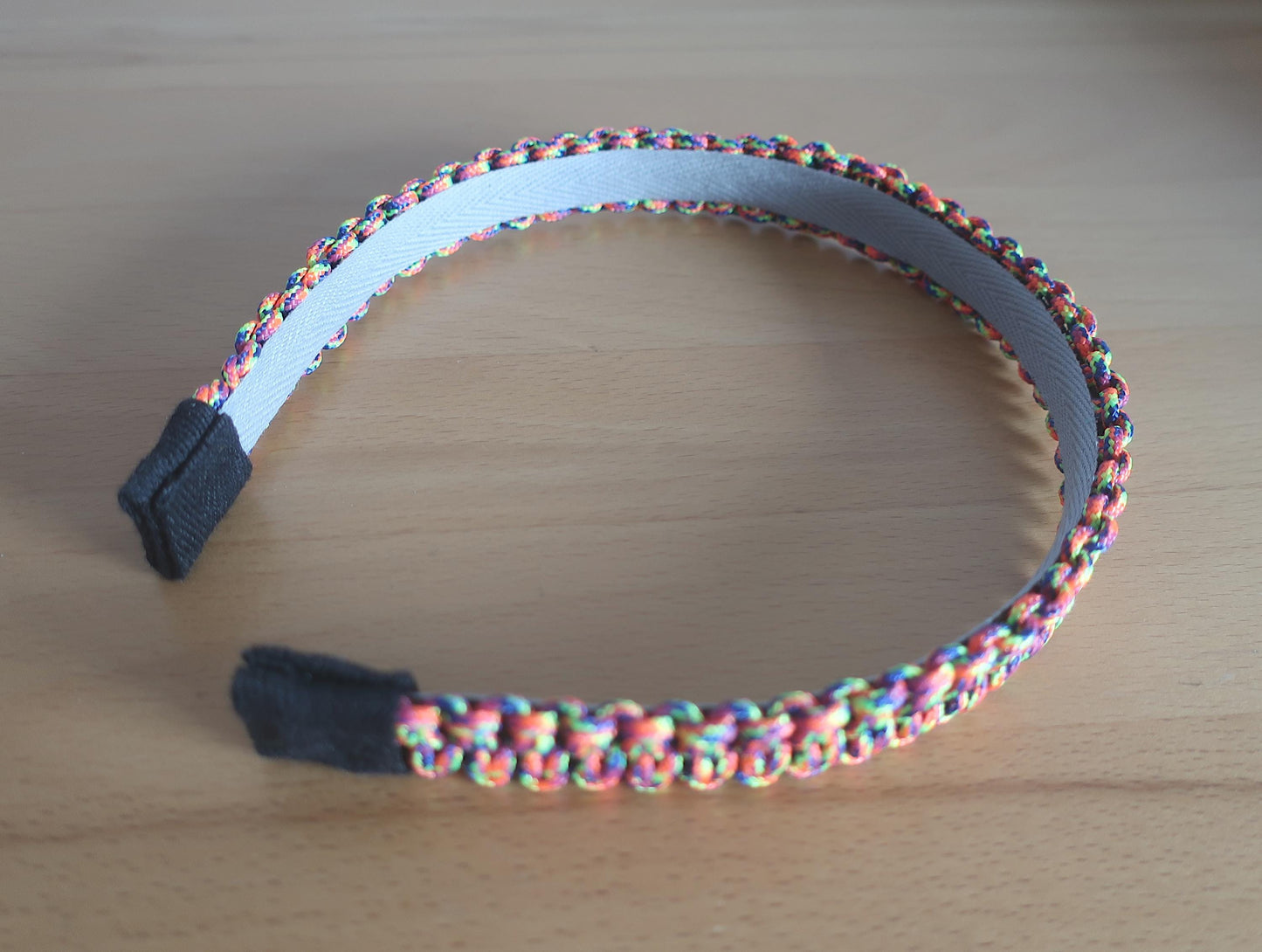 Haarreif in Regenbogenfarben aus Paracord