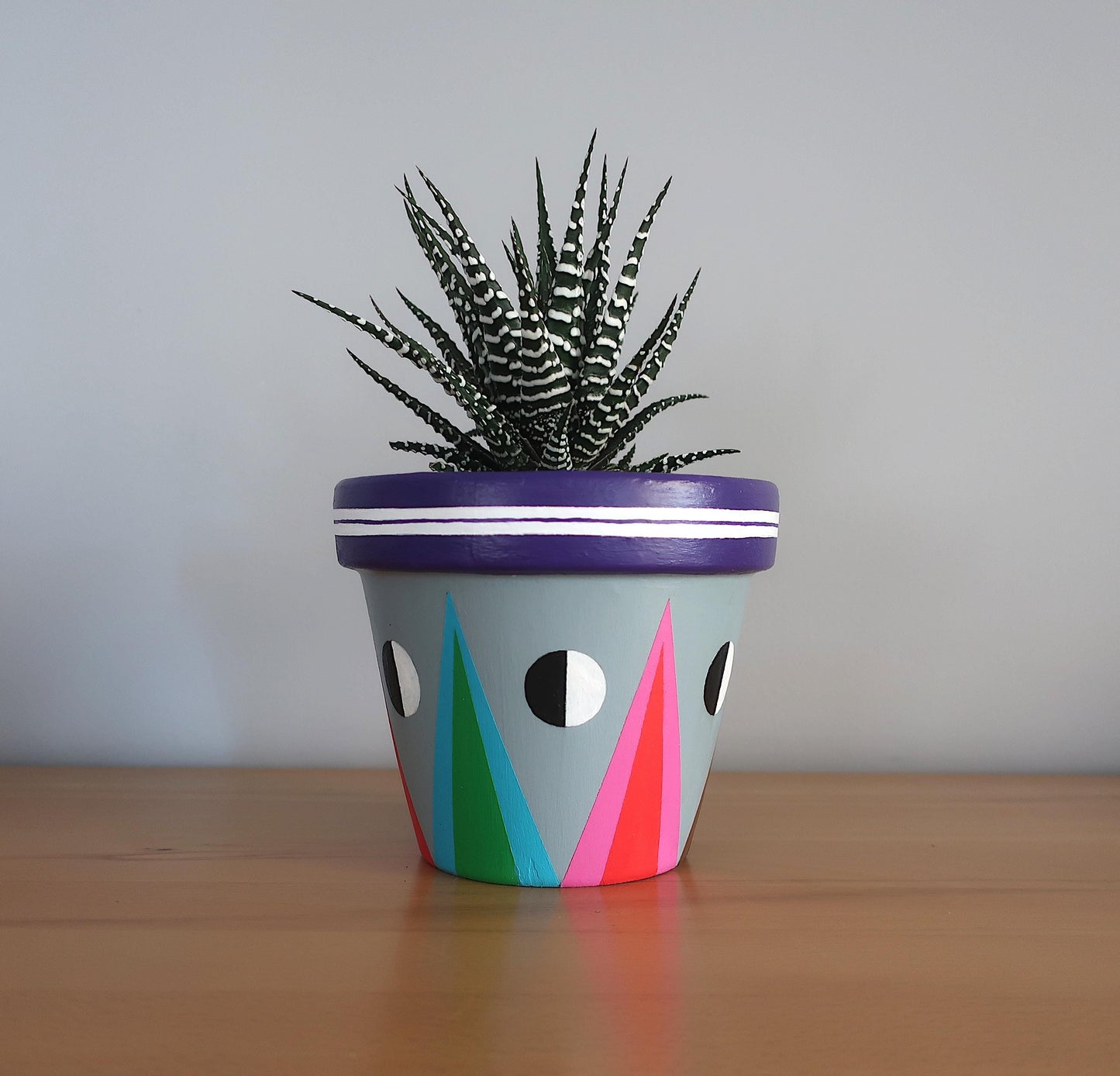 Handbemalter Blumentopf mit geometrischem Muster