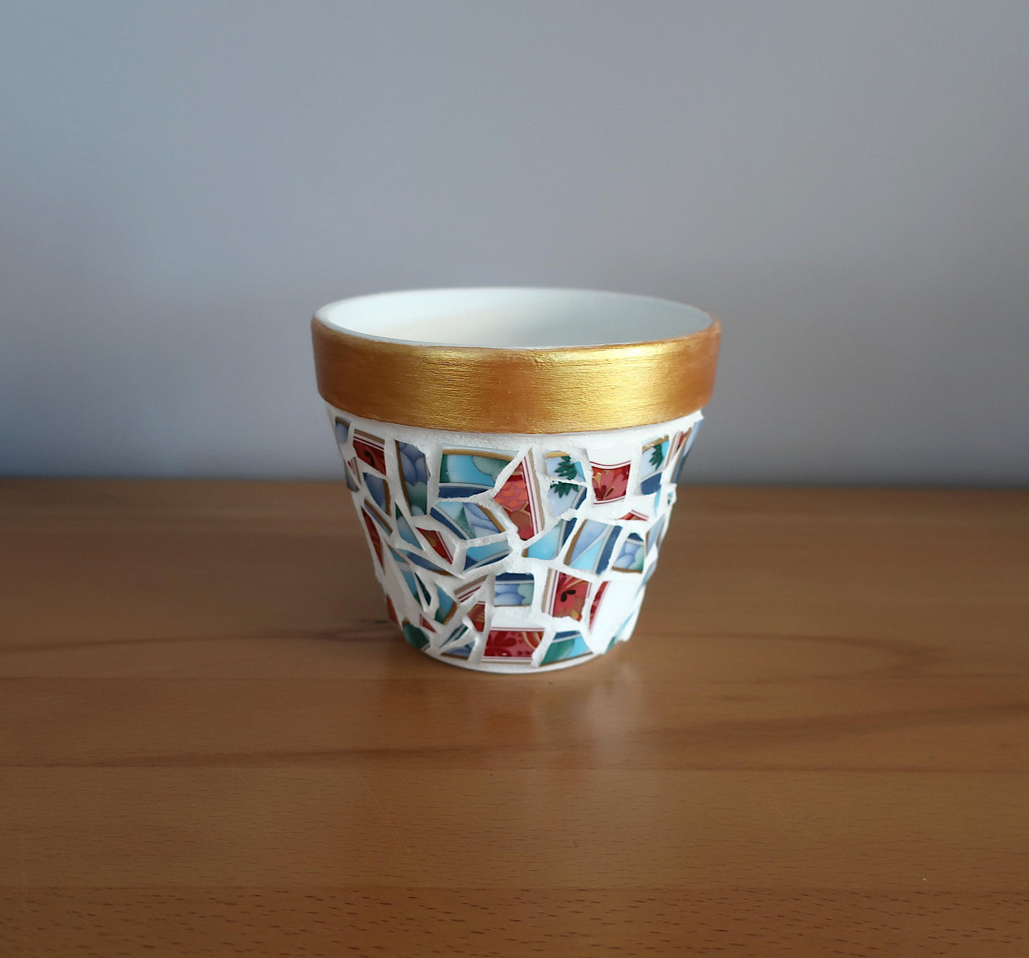 Kleiner Blumentopf mit Mosaik aus Porzellanscherben