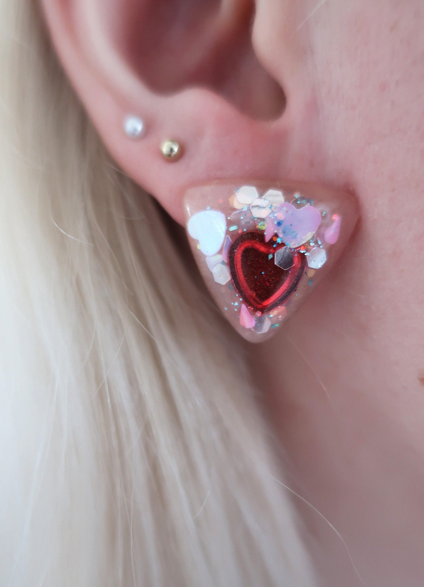 Dreieckige Ohrringe mit Herzen und Glitter
