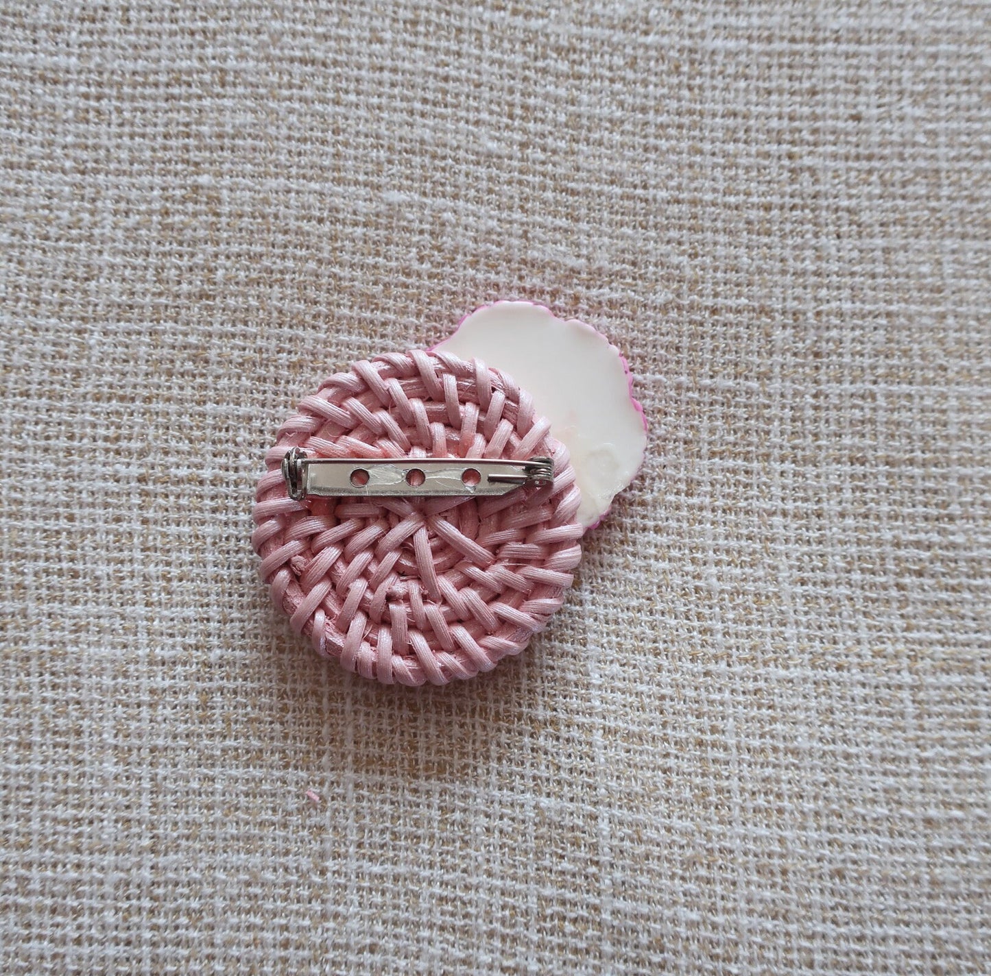 Pinke Brosche aus Rattan mit Cabochons