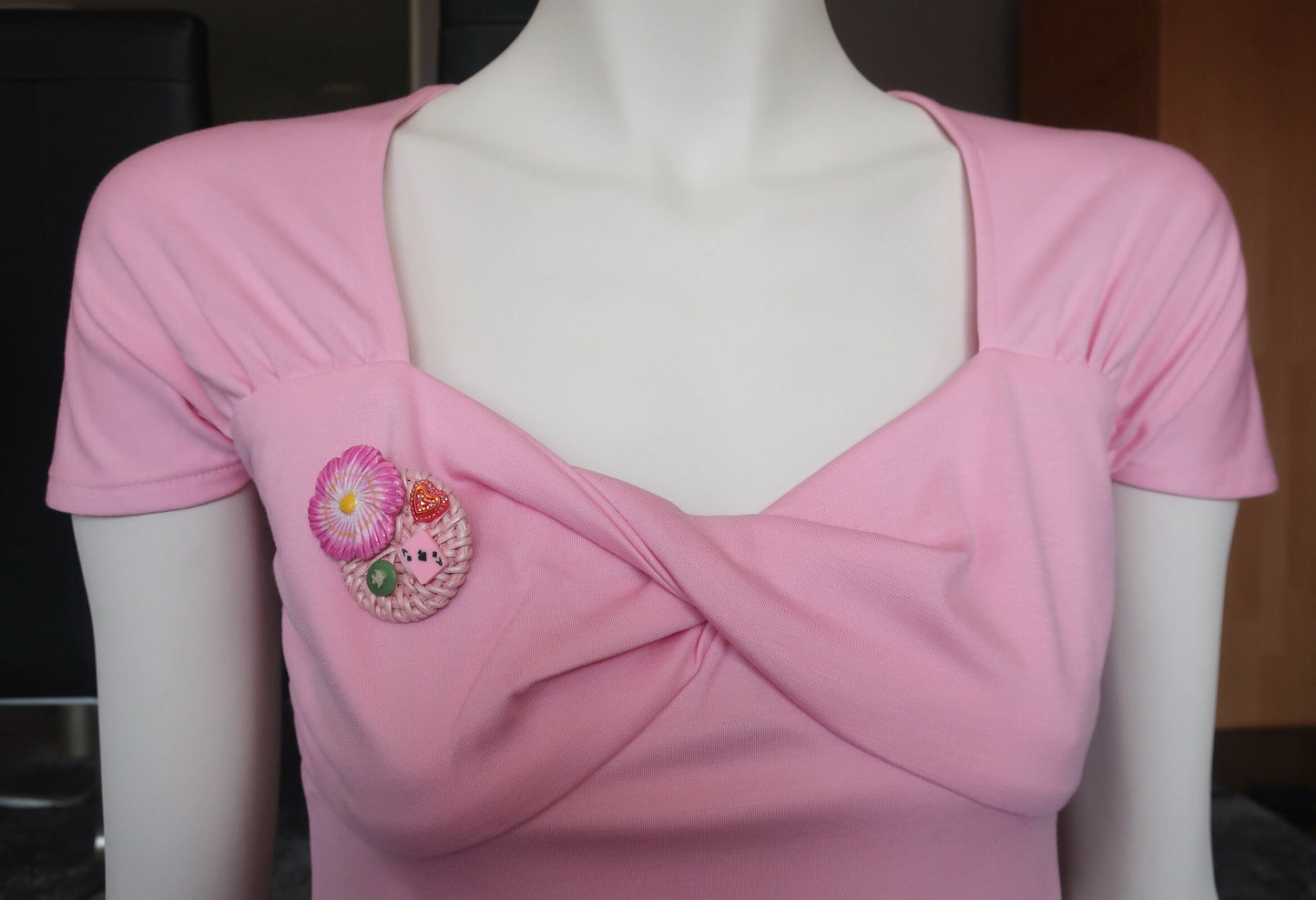 Pinke Brosche aus Rattan mit Cabochons