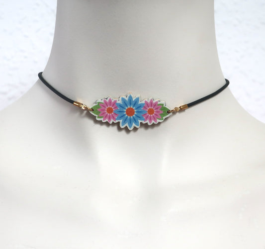 Schwarzer Kautschukchoker mit Blumen-Charm