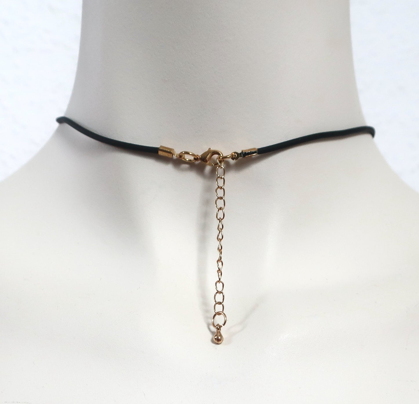 Schwarzer Kautschukchoker mit Blumen-Charm