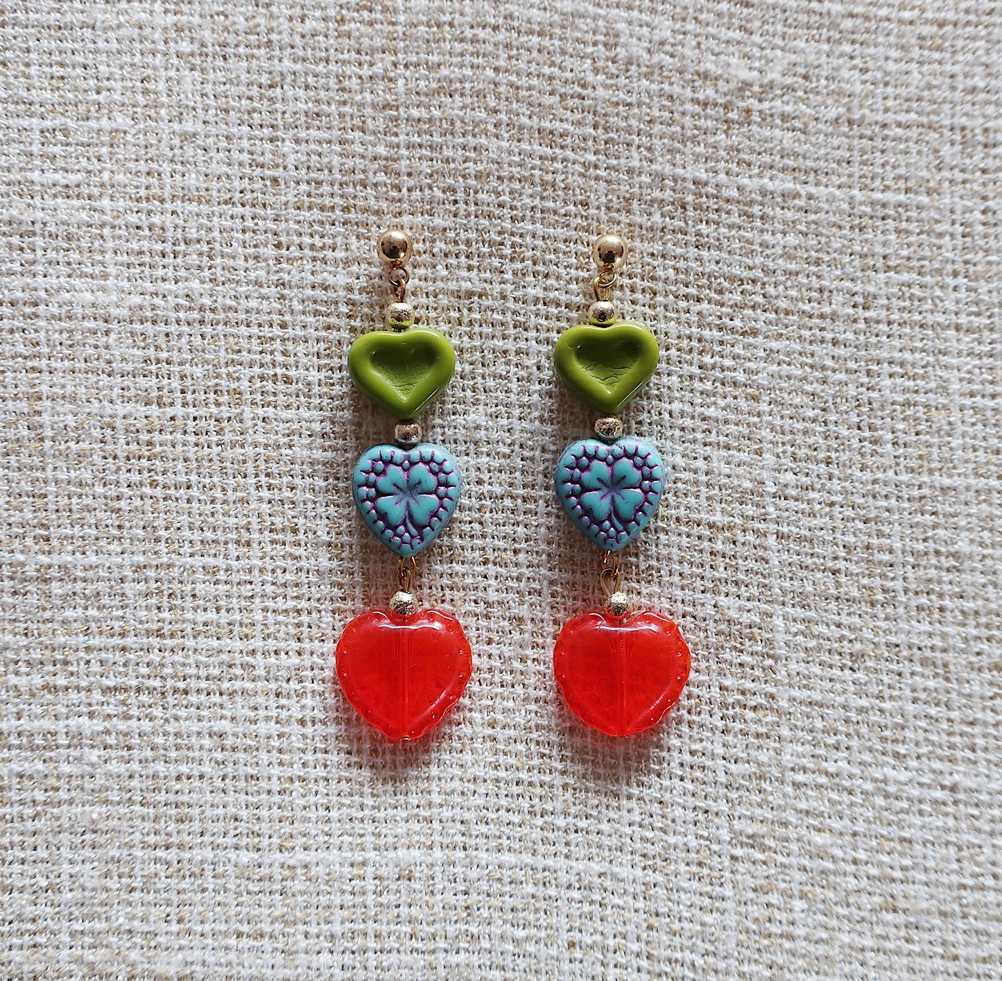 Ohrring mit drei Herzperlen