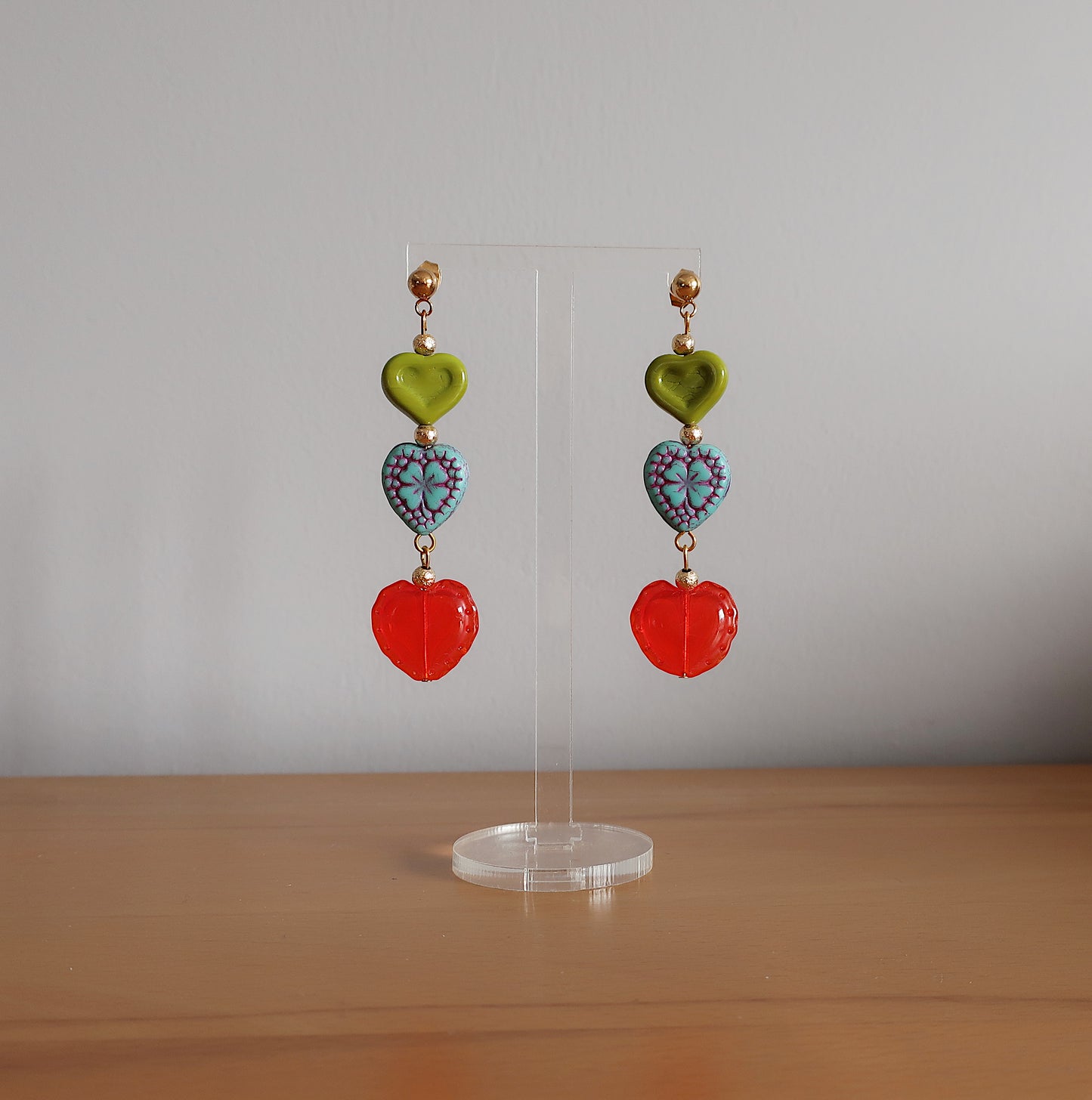 Ohrring mit drei Herzperlen