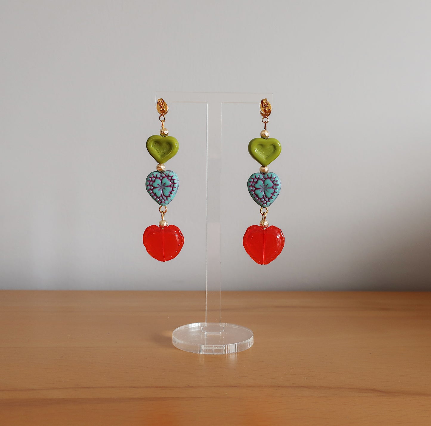 Ohrring mit drei Herzperlen