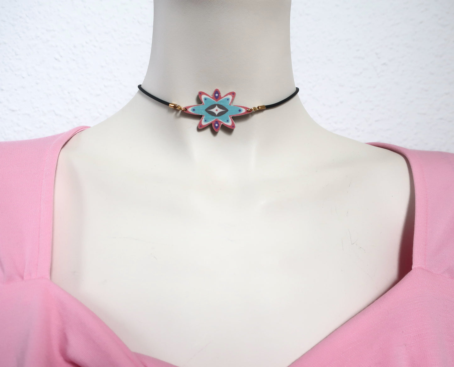 Schwarzer Kautschukchoker mit Sternen-Charm