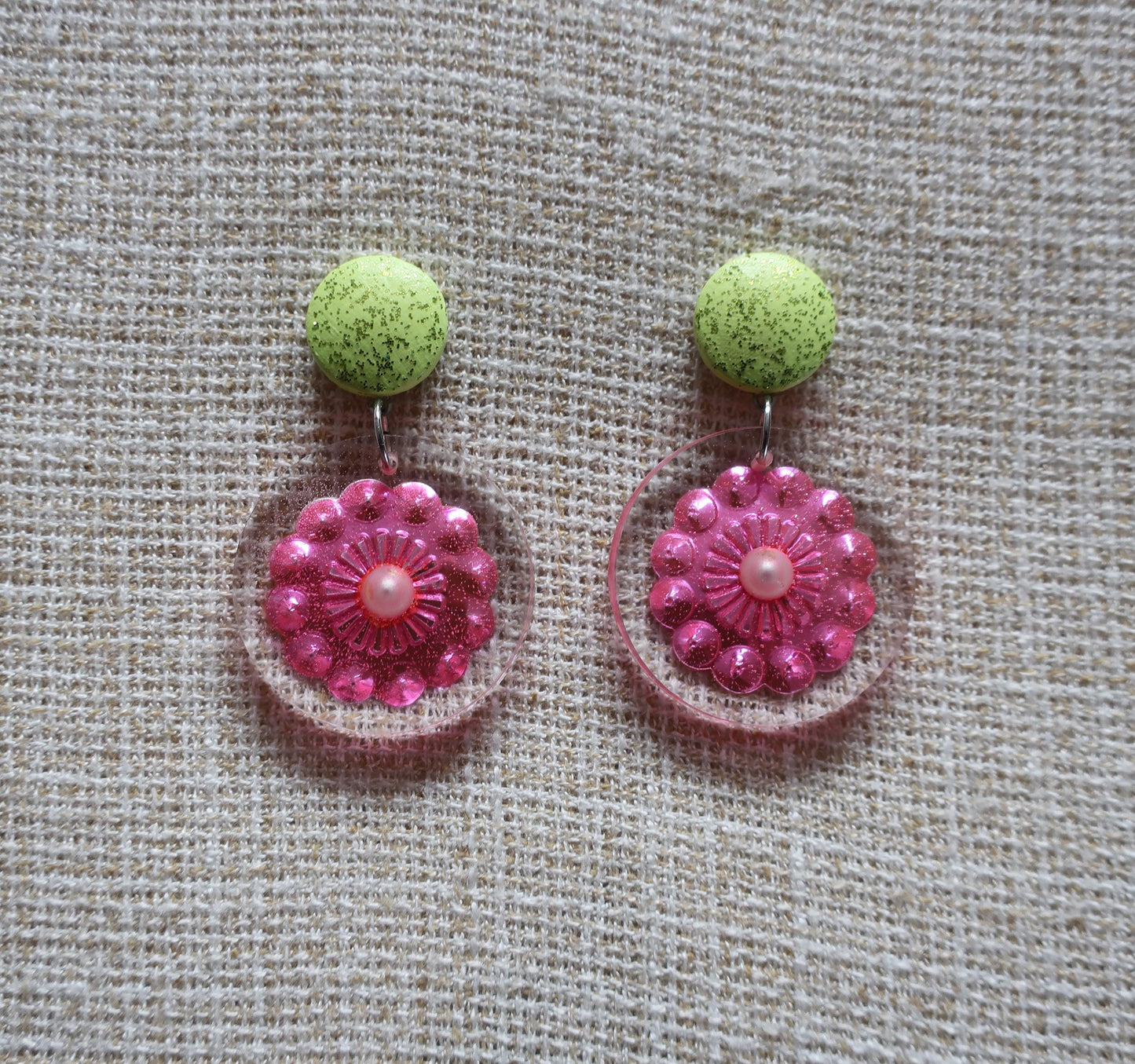Runde Harzohrringe mit großer pinker Paillette