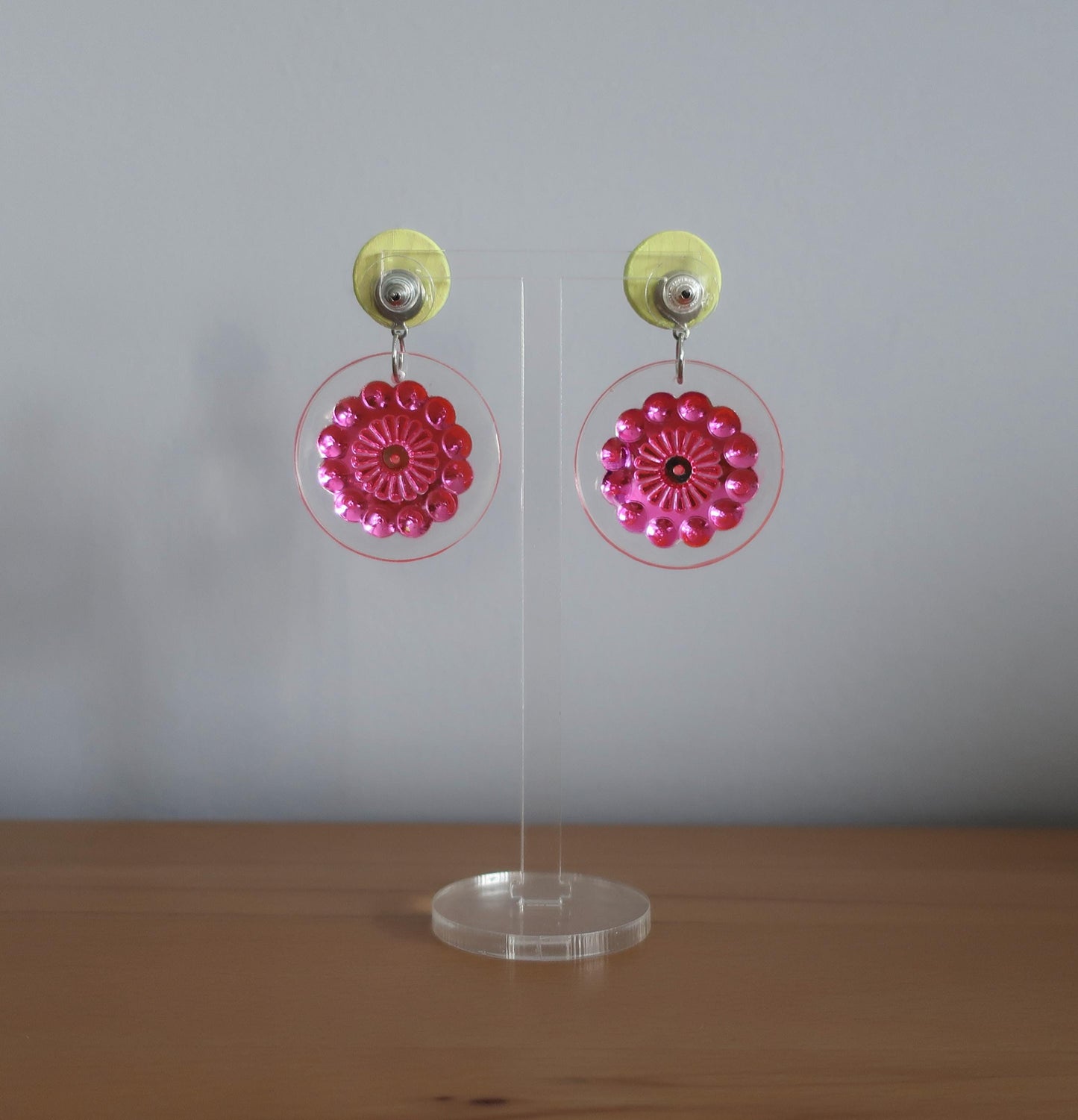 Runde Harzohrringe mit großer pinker Paillette
