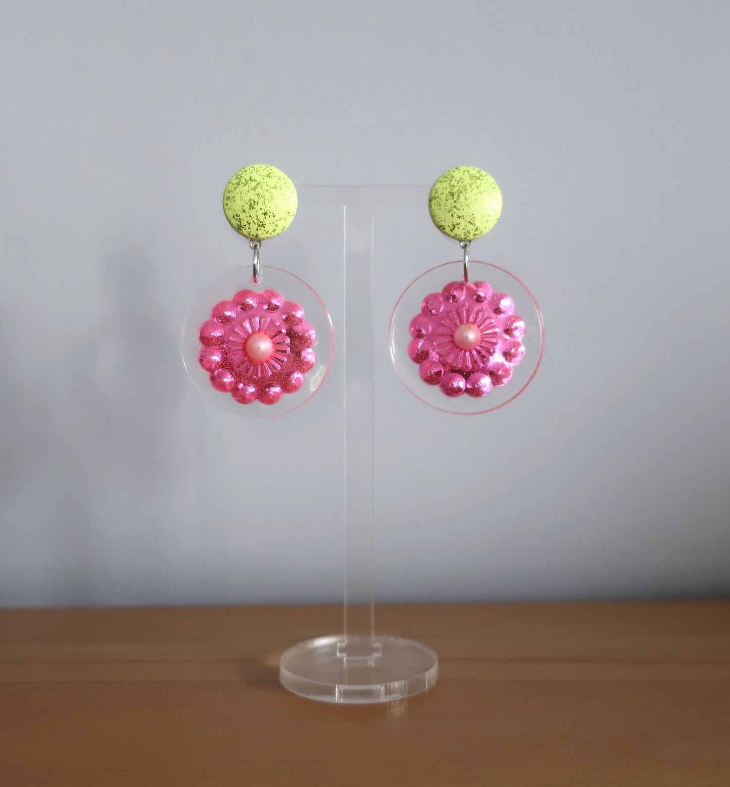 Runde Harzohrringe mit großer pinker Paillette