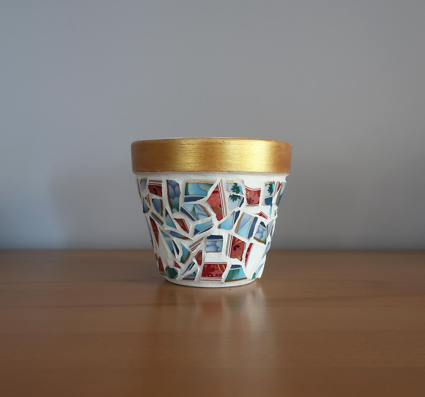 Kleiner Blumentopf mit Mosaik aus Porzellanscherben