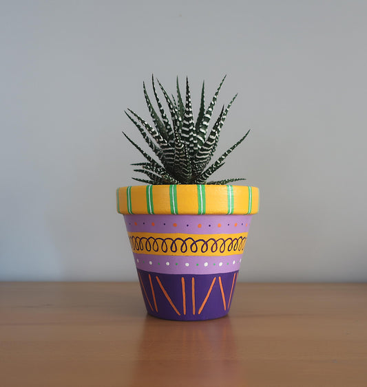 Handbemalter Blumentopf mit lila-gelbem Muster
