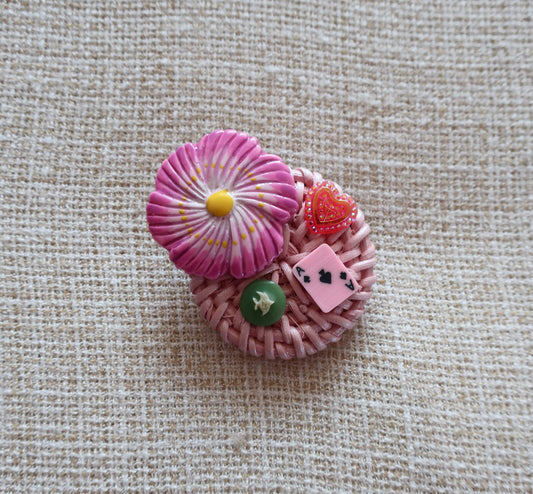 Pinke Brosche aus Rattan mit Cabochons